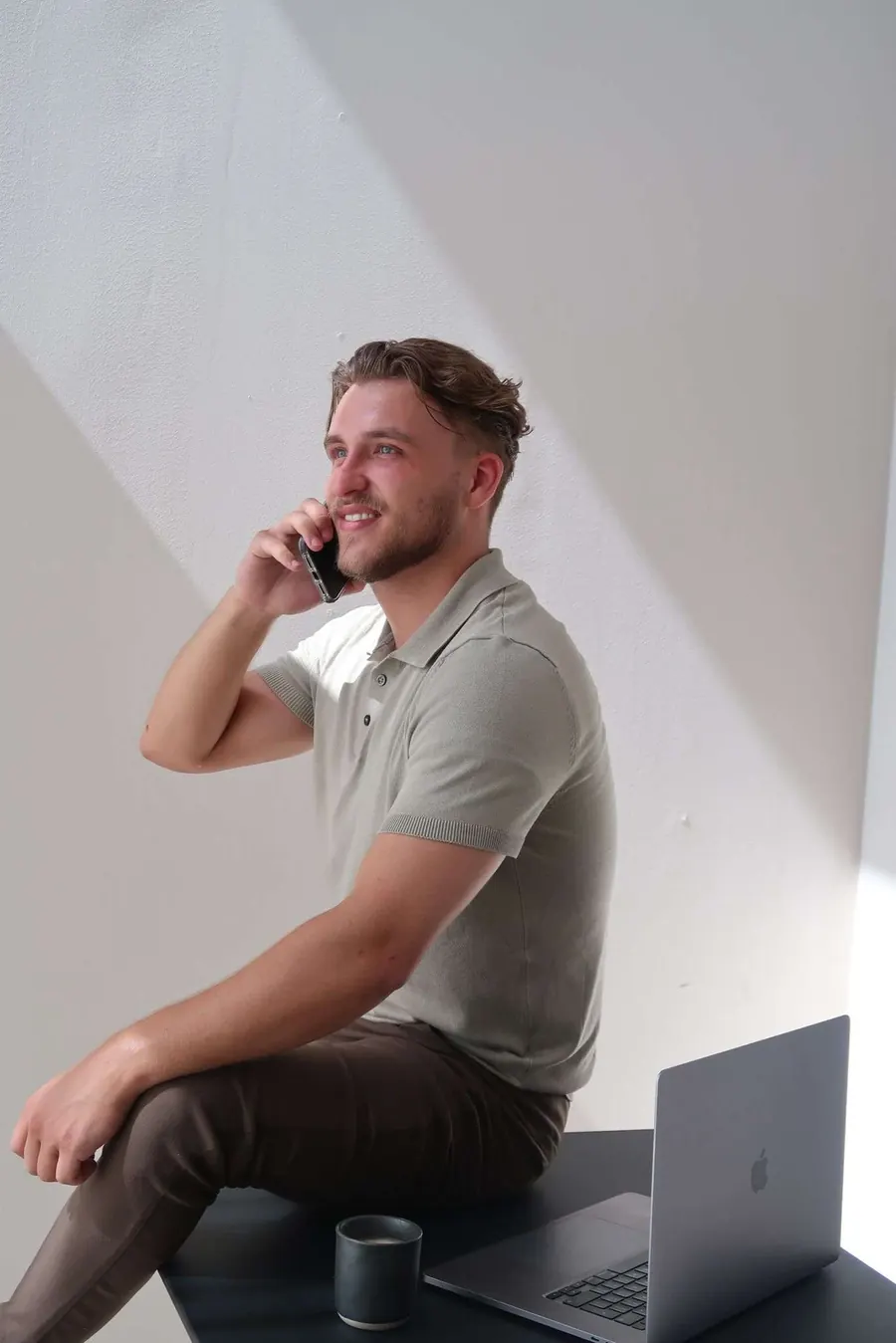 Business developer van Flowbridge aan de telefoon
